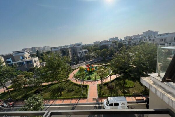 Bán gấp căn 3 mặt tiền trong đó 2 mặt view vườn hoa