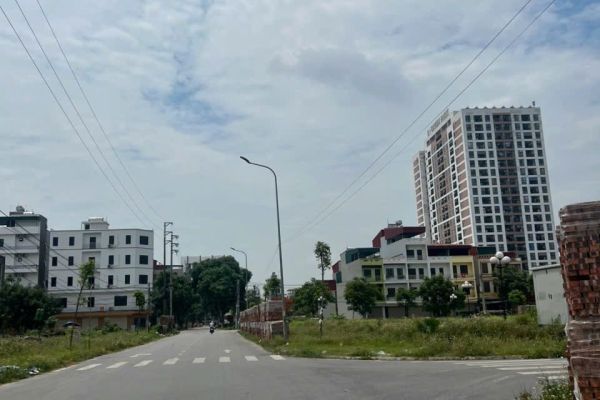 Tái định cư khắc niệm 2 view vườn hoa , làn 2 quốc lộ 38 , diện tích 100m mặt 5m